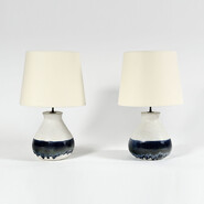 paire de lampes en céramique blanche et bleu marine Bruno Gambone