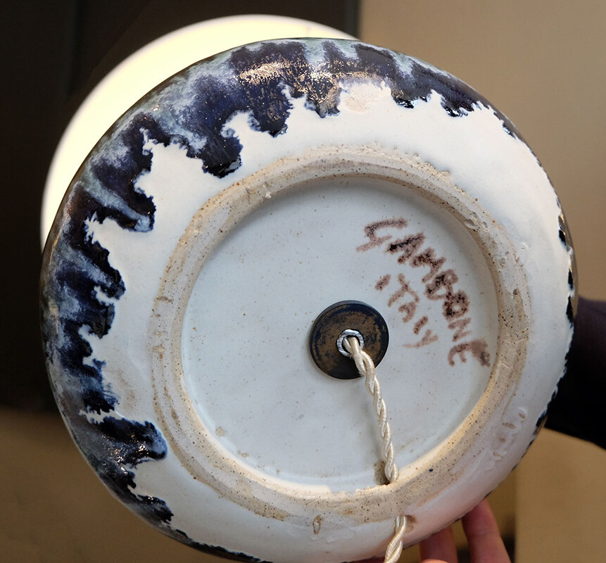 paire de lampes en céramique blanche et bleu marine Bruno Gambone